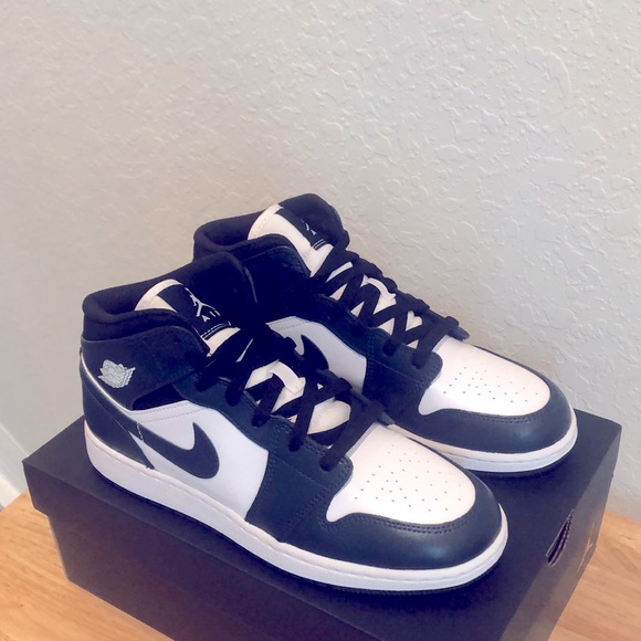 🖤🤍NIKE AIR JORDAN 1 MID GS SNEAKERS🤍🖤 - Picture 3 of 11